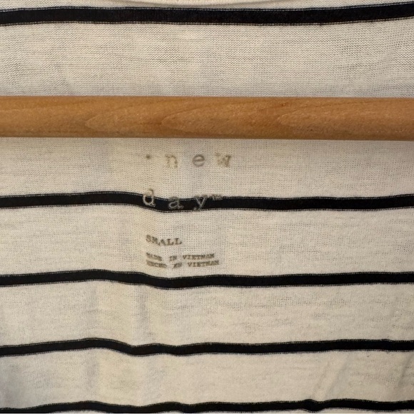 A new day white scoop neck white with black stripes short sleeve shirt Small - Picture 3 of 4